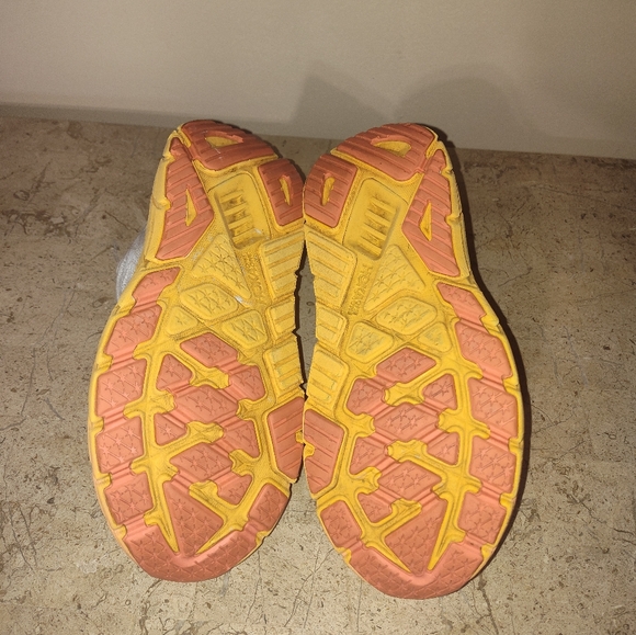 HOKA Arahi 6 Women's Athletic Shoes - Gray and Yellow - Picture 7 of 8
